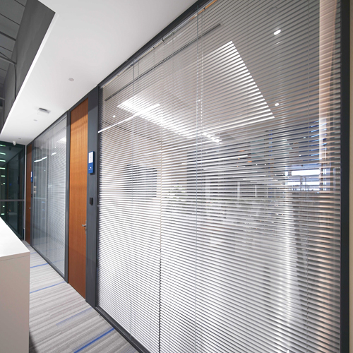 Double glazed partition walls with exterior panoramic interior louvers